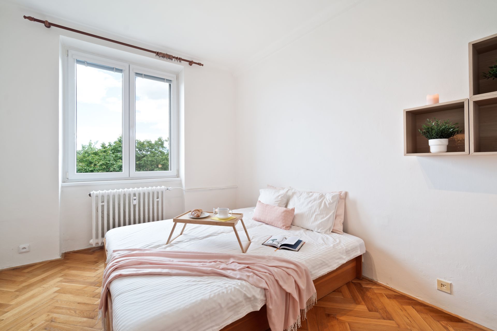 K PRONÁJMU - Slunný byt 2+1, 55 m2 se sklepem, ulice Průběžná, Praha - Strašnice