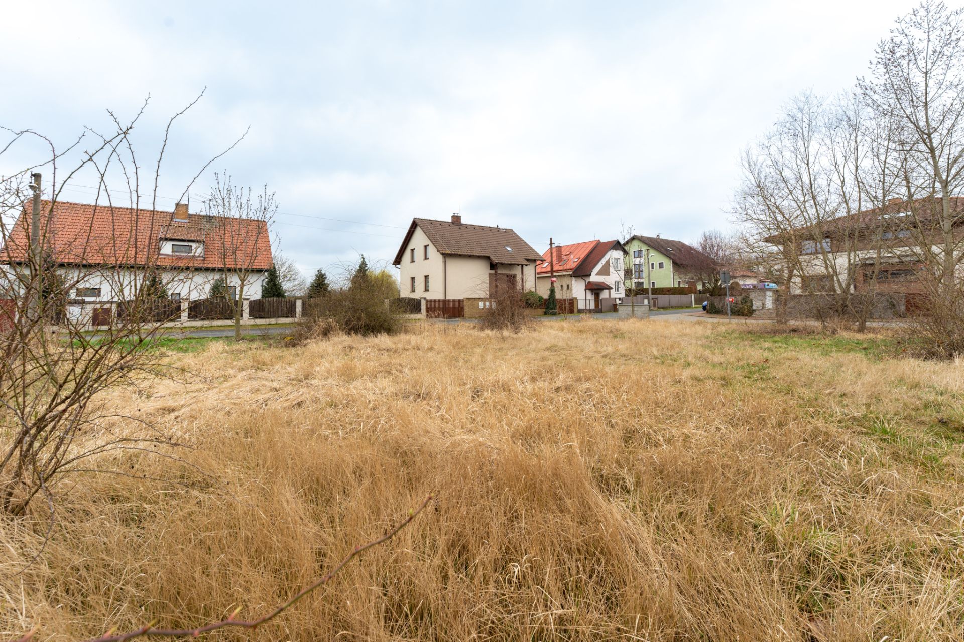 NA PRONÁJEM - Pozemek 681 m², Písnice, Praha-Libuš  Ideální pro soukromé i komerční využití.